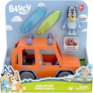 Carro de Bluey con figura y tablas de surf