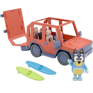 Carro de Bluey con figura y tablas de surf