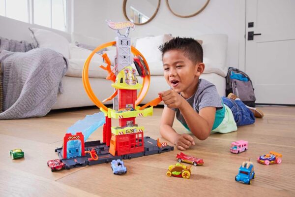 Estación de bomberos Sperloop con camión Hot Wheels - Imagen 3