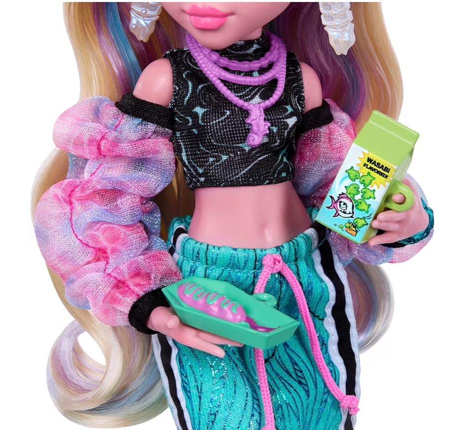 Monster High Lagoona Blue Con accesorios deportivos y piraña - Imagen 4
