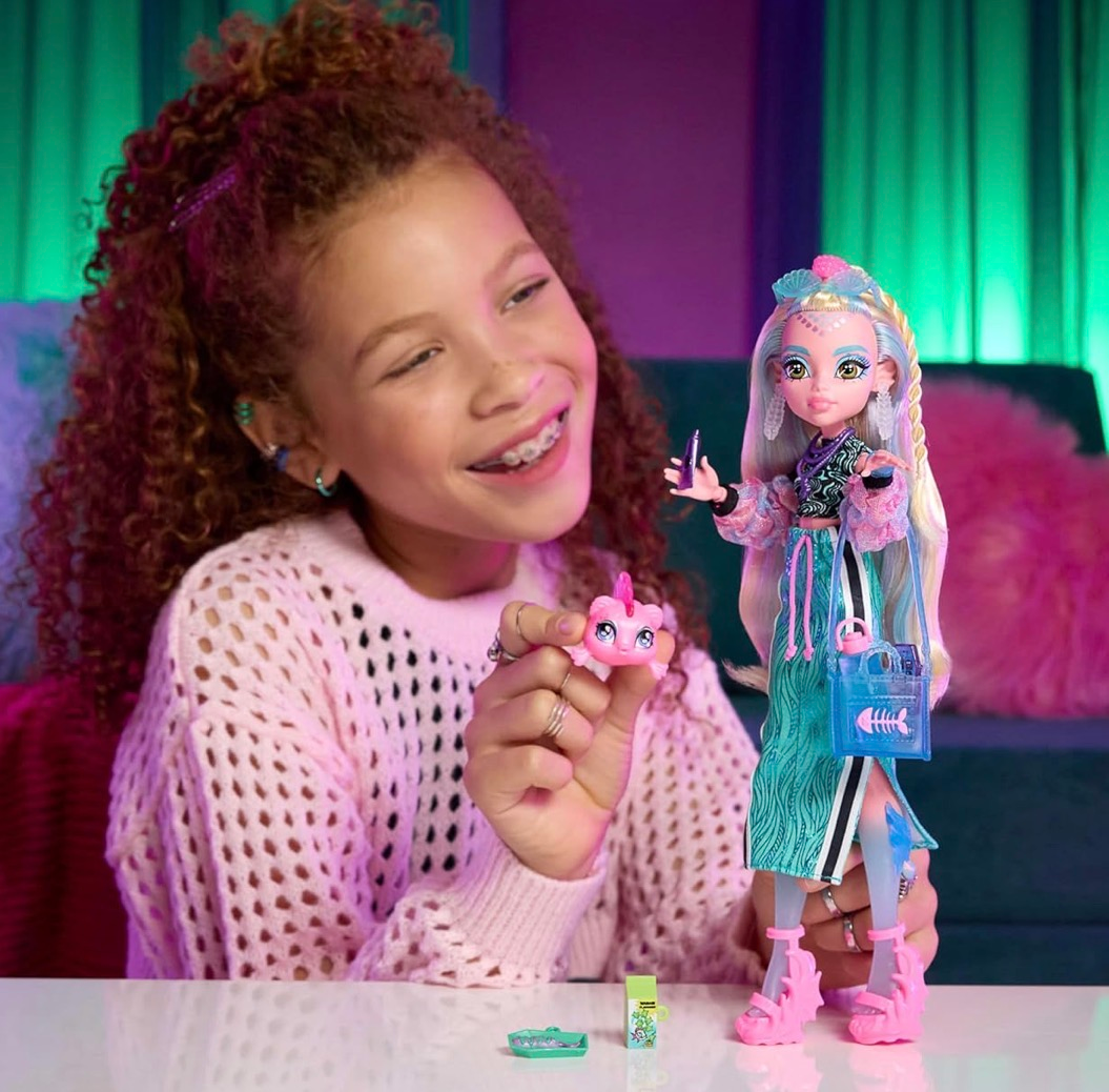 Monster High Lagoona Blue Con accesorios deportivos y piraña - Imagen 2